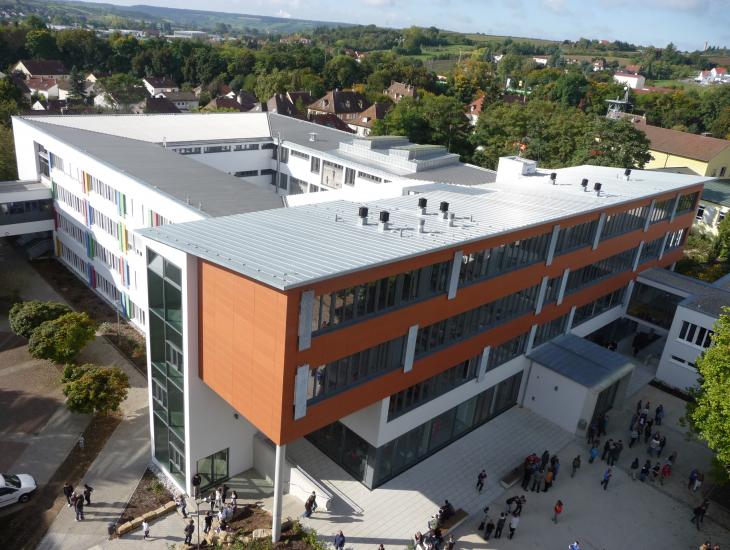 Luftbild eines Schulgebäudes im Landkreis Kitzingen