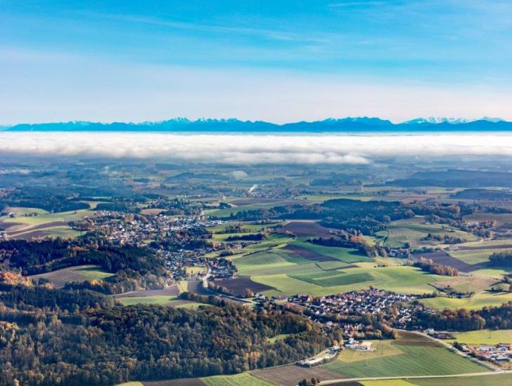 Panorama-Luftaufnahme der Gemeinde Buch am Erlbach