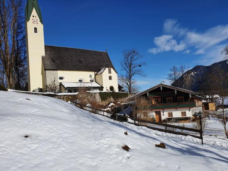 Kirche und Mesnerhaus im Winter