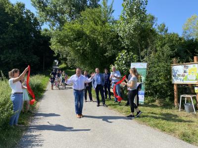 Eröffnung des Erlebnisradwegs an der Station &quot;Milchvieh&quot; in Baiershofen durch Bürgermeister Jäckle und eine erste Radelgruppe.