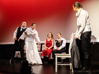 Theaterbühne mit Schauspielern inszeniert Hamlet