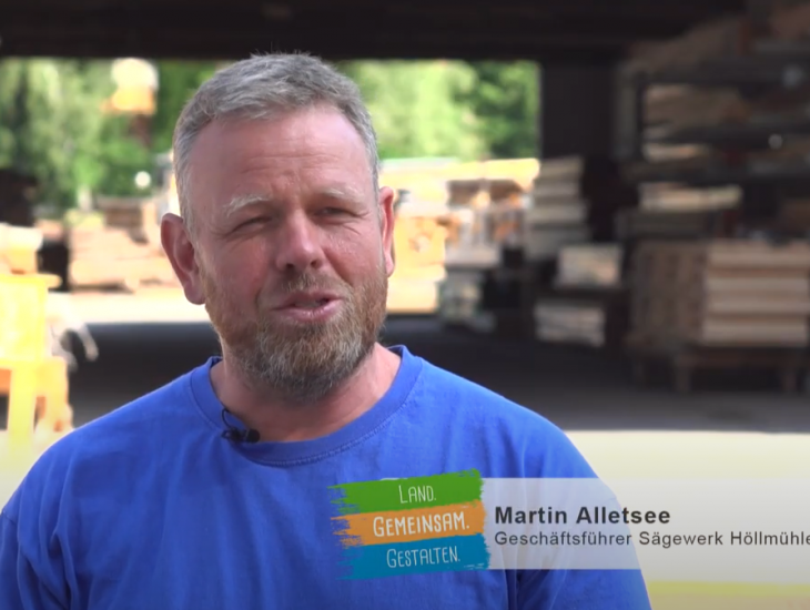 Martin Alletsee vom Sägewerk Höllmühle wird interviewt