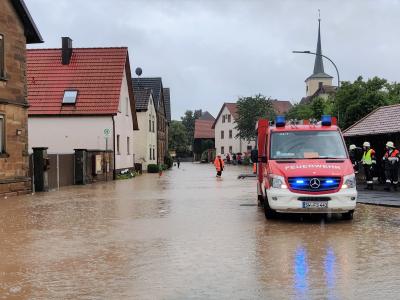 Die Ortsmitte des Gemeindeteils Schallfeld stand am 9. Juli 2021 ruckzuck unter Wasser.